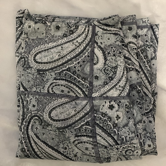 Vera Bradley Citrus Paisley Gray Leggings - Picture 9 of 9